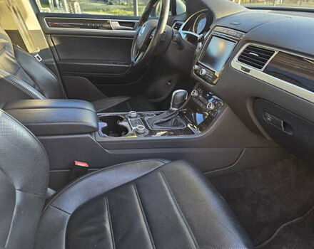 Белый Фольксваген Туарег, объемом двигателя 3 л и пробегом 260 тыс. км за 26000 $, фото 29 на Automoto.ua