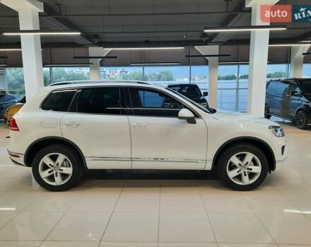Белый Фольксваген Туарег, объемом двигателя 3 л и пробегом 111 тыс. км за 23477 $, фото 4 на Automoto.ua