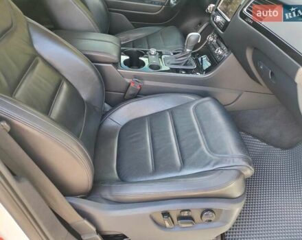 Білий Фольксваген Туарег, об'ємом двигуна 3 л та пробігом 241 тис. км за 21800 $, фото 4 на Automoto.ua