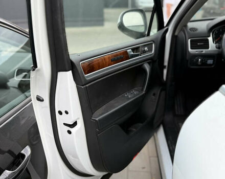 Белый Фольксваген Туарег, объемом двигателя 2.97 л и пробегом 156 тыс. км за 24500 $, фото 2 на Automoto.ua