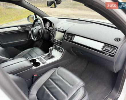 Белый Фольксваген Туарег, объемом двигателя 3 л и пробегом 279 тыс. км за 22999 $, фото 26 на Automoto.ua