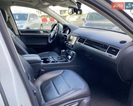 Белый Фольксваген Туарег, объемом двигателя 2.97 л и пробегом 209 тыс. км за 25900 $, фото 2 на Automoto.ua