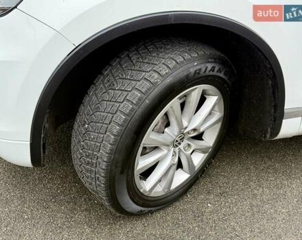 Белый Фольксваген Туарег, объемом двигателя 2.97 л и пробегом 290 тыс. км за 15900 $, фото 32 на Automoto.ua