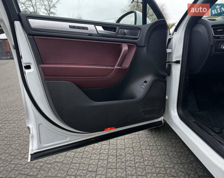 Белый Фольксваген Туарег, объемом двигателя 2.97 л и пробегом 260 тыс. км за 21900 $, фото 26 на Automoto.ua