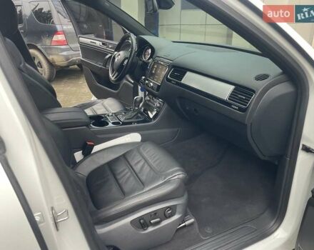 Білий Фольксваген Туарег, об'ємом двигуна 2.97 л та пробігом 228 тис. км за 23900 $, фото 18 на Automoto.ua