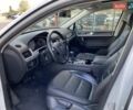 Белый Фольксваген Туарег, объемом двигателя 2.97 л и пробегом 209 тыс. км за 25900 $, фото 6 на Automoto.ua
