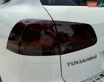 Білий Фольксваген Туарег, об'ємом двигуна 3 л та пробігом 215 тис. км за 25800 $, фото 23 на Automoto.ua