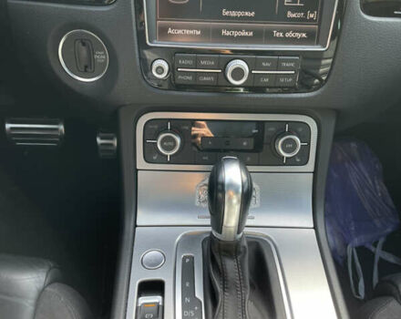 Білий Фольксваген Туарег, об'ємом двигуна 4.13 л та пробігом 169 тис. км за 32000 $, фото 11 на Automoto.ua