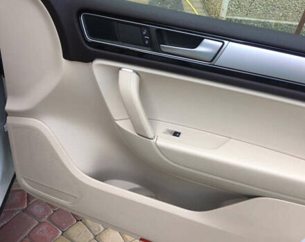 Белый Фольксваген Туарег, объемом двигателя 2.97 л и пробегом 285 тыс. км за 21000 $, фото 12 на Automoto.ua