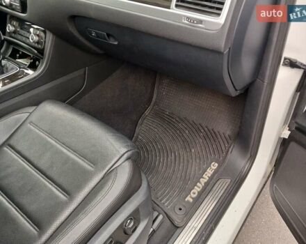 Белый Фольксваген Туарег, объемом двигателя 3 л и пробегом 170 тыс. км за 24900 $, фото 28 на Automoto.ua