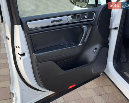 Білий Фольксваген Туарег, об'ємом двигуна 4.13 л та пробігом 197 тис. км за 27000 $, фото 17 на Automoto.ua