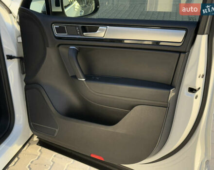 Білий Фольксваген Туарег, об'ємом двигуна 3 л та пробігом 279 тис. км за 24700 $, фото 36 на Automoto.ua