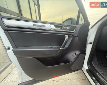 Білий Фольксваген Туарег, об'ємом двигуна 2.98 л та пробігом 287 тис. км за 24250 $, фото 23 на Automoto.ua