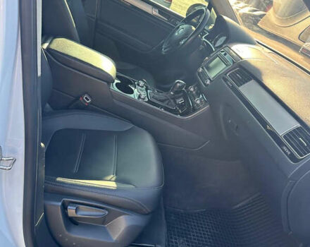 Белый Фольксваген Туарег, объемом двигателя 2.97 л и пробегом 240 тыс. км за 25000 $, фото 9 на Automoto.ua