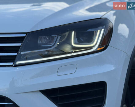 Белый Фольксваген Туарег, объемом двигателя 3.6 л и пробегом 242 тыс. км за 18500 $, фото 1 на Automoto.ua