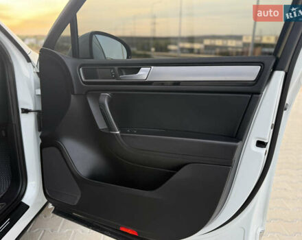 Білий Фольксваген Туарег, об'ємом двигуна 2.98 л та пробігом 287 тис. км за 24250 $, фото 35 на Automoto.ua