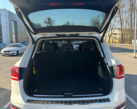 Белый Фольксваген Туарег, объемом двигателя 2.97 л и пробегом 240 тыс. км за 25000 $, фото 6 на Automoto.ua