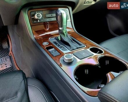 Білий Фольксваген Туарег, об'ємом двигуна 3 л та пробігом 157 тис. км за 27500 $, фото 10 на Automoto.ua