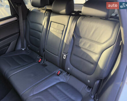 Білий Фольксваген Туарег, об'ємом двигуна 3 л та пробігом 279 тис. км за 24700 $, фото 27 на Automoto.ua