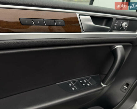 Белый Фольксваген Туарег, объемом двигателя 2.97 л и пробегом 216 тыс. км за 24500 $, фото 9 на Automoto.ua