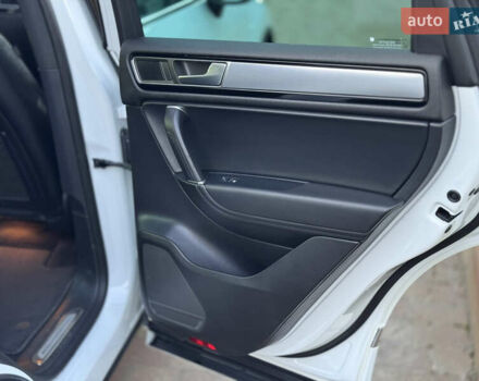 Білий Фольксваген Туарег, об'ємом двигуна 4.13 л та пробігом 197 тис. км за 27000 $, фото 34 на Automoto.ua