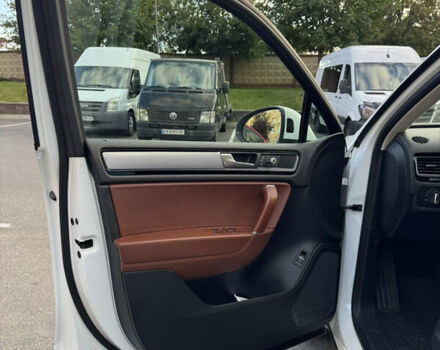 Білий Фольксваген Туарег, об'ємом двигуна 2.97 л та пробігом 228 тис. км за 29500 $, фото 14 на Automoto.ua