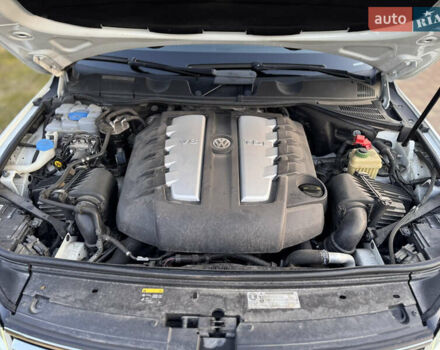 Білий Фольксваген Туарег, об'ємом двигуна 4.13 л та пробігом 197 тис. км за 27000 $, фото 43 на Automoto.ua