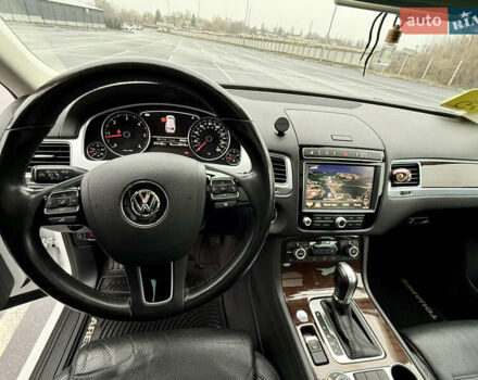 Белый Фольксваген Туарег, объемом двигателя 2.97 л и пробегом 216 тыс. км за 24500 $, фото 12 на Automoto.ua