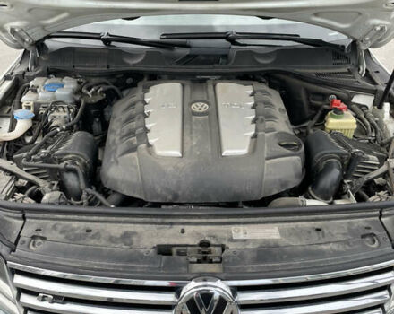 Білий Фольксваген Туарег, об'ємом двигуна 4.13 л та пробігом 169 тис. км за 32000 $, фото 2 на Automoto.ua