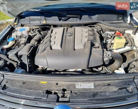 Белый Фольксваген Туарег, объемом двигателя 2.97 л и пробегом 230 тыс. км за 30000 $, фото 80 на Automoto.ua