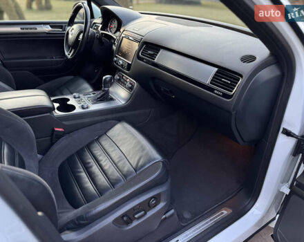 Білий Фольксваген Туарег, об'ємом двигуна 4.13 л та пробігом 197 тис. км за 27000 $, фото 31 на Automoto.ua