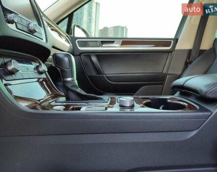 Білий Фольксваген Туарег, об'ємом двигуна 3 л та пробігом 157 тис. км за 27500 $, фото 11 на Automoto.ua