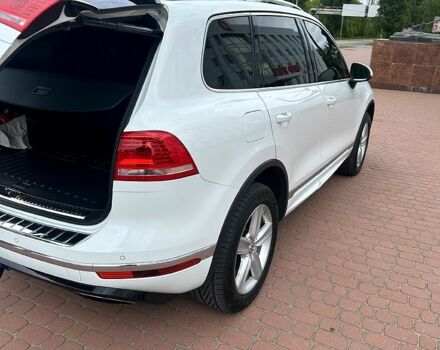 Белый Фольксваген Туарег, объемом двигателя 3 л и пробегом 172 тыс. км за 32500 $, фото 3 на Automoto.ua