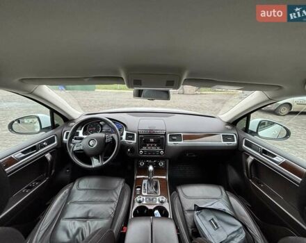 Белый Фольксваген Туарег, объемом двигателя 3 л и пробегом 269 тыс. км за 27000 $, фото 17 на Automoto.ua