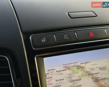 Білий Фольксваген Туарег, об'ємом двигуна 3 л та пробігом 279 тис. км за 24700 $, фото 44 на Automoto.ua