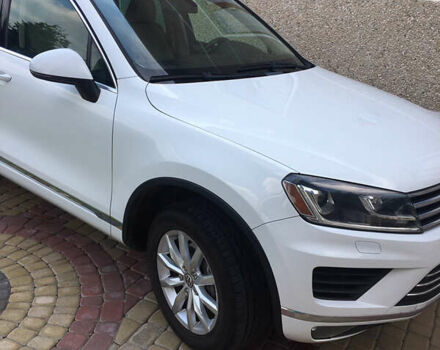 Белый Фольксваген Туарег, объемом двигателя 2.97 л и пробегом 285 тыс. км за 21000 $, фото 2 на Automoto.ua