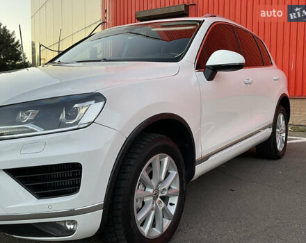 Белый Фольксваген Туарег, объемом двигателя 2.97 л и пробегом 208 тыс. км за 21800 $, фото 2 на Automoto.ua