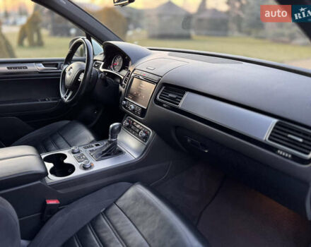 Білий Фольксваген Туарег, об'ємом двигуна 4.13 л та пробігом 197 тис. км за 27000 $, фото 33 на Automoto.ua