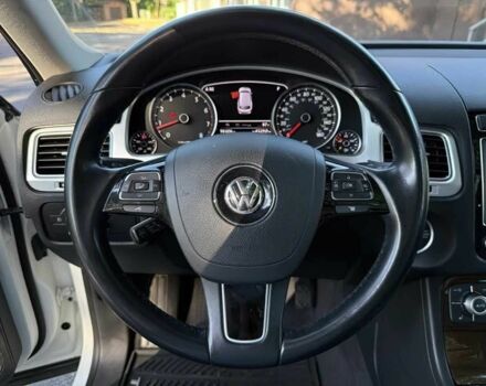 Білий Фольксваген Туарег, об'ємом двигуна 3.6 л та пробігом 129 тис. км за 12000 $, фото 17 на Automoto.ua