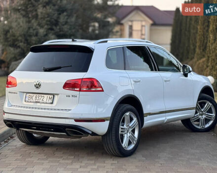 Білий Фольксваген Туарег, об'ємом двигуна 4.13 л та пробігом 197 тис. км за 27000 $, фото 6 на Automoto.ua