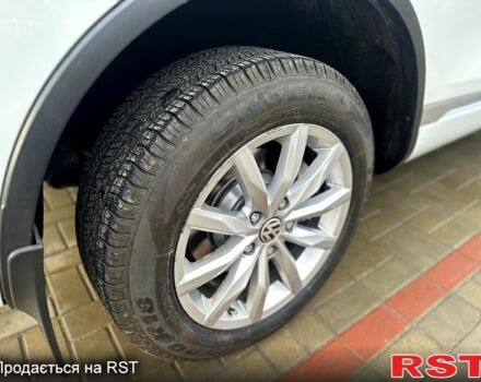 Белый Фольксваген Туарег, объемом двигателя 3.6 л и пробегом 130 тыс. км за 25000 $, фото 6 на Automoto.ua