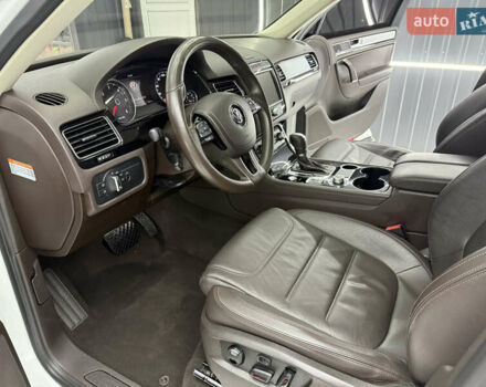 Белый Фольксваген Туарег, объемом двигателя 2.97 л и пробегом 193 тыс. км за 24500 $, фото 2 на Automoto.ua