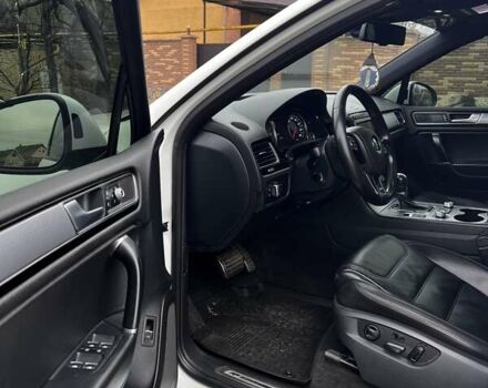 Білий Фольксваген Туарег, об'ємом двигуна 2.97 л та пробігом 334 тис. км за 26000 $, фото 23 на Automoto.ua