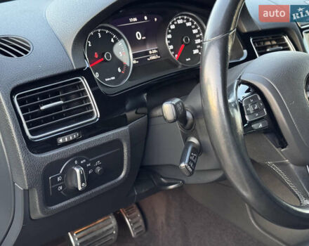 Білий Фольксваген Туарег, об'ємом двигуна 4.13 л та пробігом 197 тис. км за 27000 $, фото 21 на Automoto.ua