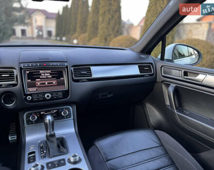 Білий Фольксваген Туарег, об'ємом двигуна 4.13 л та пробігом 197 тис. км за 27000 $, фото 27 на Automoto.ua