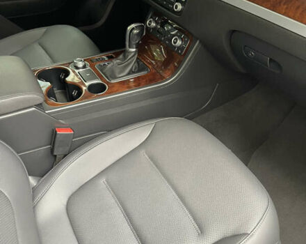 Белый Фольксваген Туарег, объемом двигателя 2.97 л и пробегом 208 тыс. км за 21800 $, фото 48 на Automoto.ua