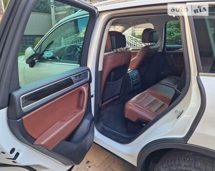 Білий Фольксваген Туарег, об'ємом двигуна 3 л та пробігом 102 тис. км за 34800 $, фото 31 на Automoto.ua