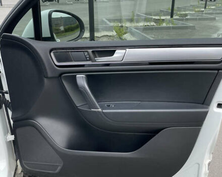 Білий Фольксваген Туарег, об'ємом двигуна 4.13 л та пробігом 169 тис. км за 32000 $, фото 21 на Automoto.ua