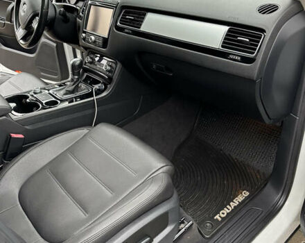 Белый Фольксваген Туарег, объемом двигателя 2.97 л и пробегом 215 тыс. км за 19700 $, фото 22 на Automoto.ua