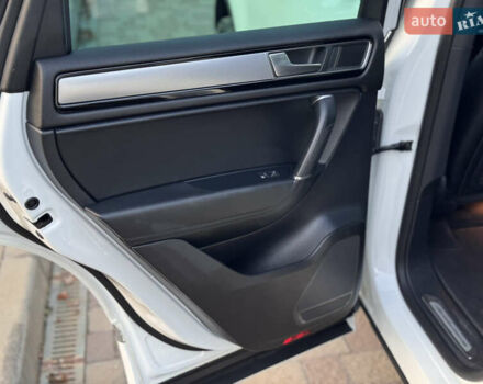 Білий Фольксваген Туарег, об'ємом двигуна 4.13 л та пробігом 197 тис. км за 27000 $, фото 22 на Automoto.ua